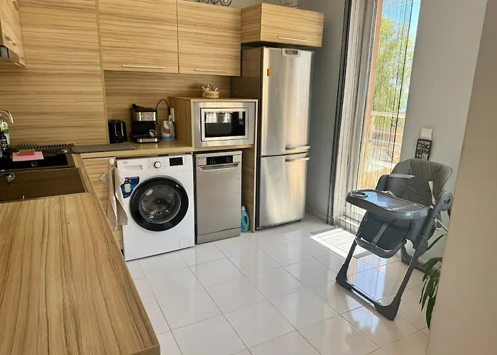 Cozy With Parking Lot *