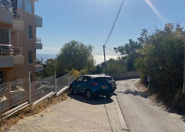 Cozy With Parking Lot Varna